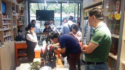 打造诚信经营环境 2018长宁区打击侵权假冒在行动 酒类经营专项整治