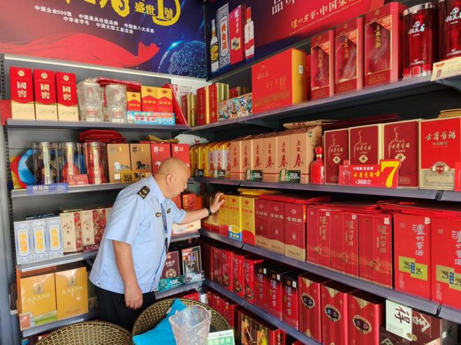 严查“特供酒” 伏虎市场监管所开展清源打链专项行动
